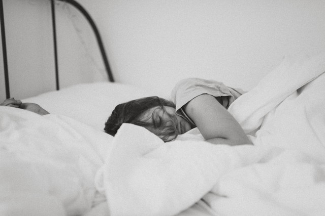 Puisi Tentang Tidur, Foto: Unsplash/Kinga Cichewicz