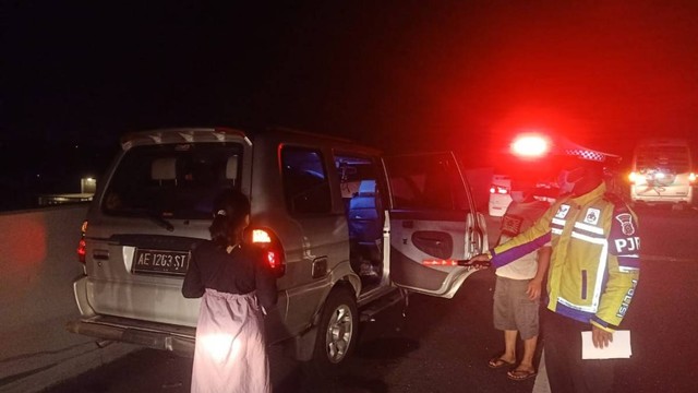 Panther Tabrak APV di Tol Mojokerto, 3 Orang Luka