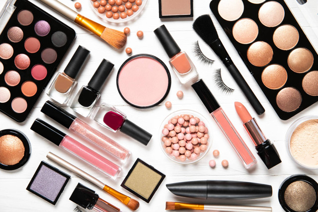 Ilustrasi Brand Makeup Lokal yang Halal. Foto: MikhalchukStudio/Shutterstock