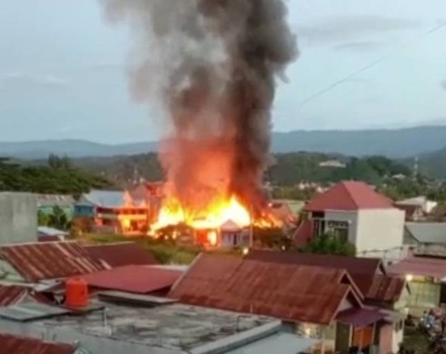 Tiga rumah warga di Kabupaten Kolaka terbakar hebat di pagi buta, pada Senin (07/11). Foto: Ist