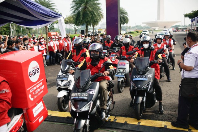Kementerian Perhubungan menggelar flag off touring kendaraan listrik berbasis baterai di kawasan Monumen Nasional, Jakarta, Senin (7/11/2022).
Foto: Jamal Ramadhan/kumparan