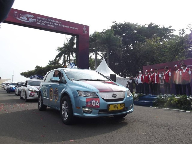 BYD E6  di Acara Touring Kendaraan Listrik Berbasis Baterai Jakarta Bali 2022.   Foto: Rizki Fajar Novanto/kumparan