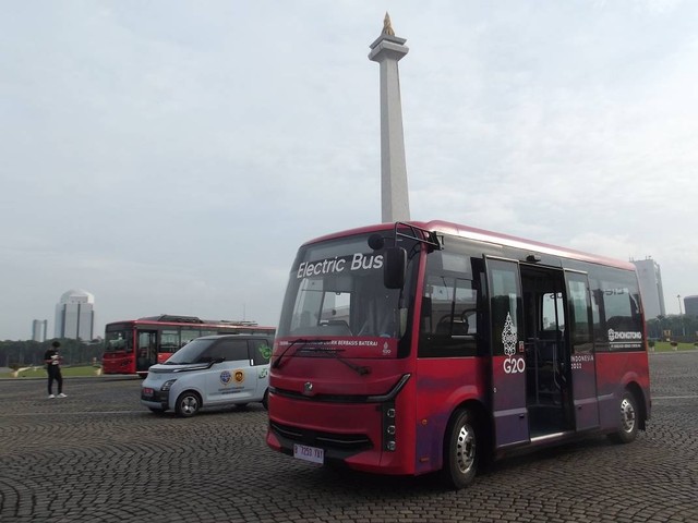 Bus Listrik Zhongtong ukuran 6 meter ikuti acara touring Jakarta Bali. Foto: Rizki Fajar Novanto/kumparan