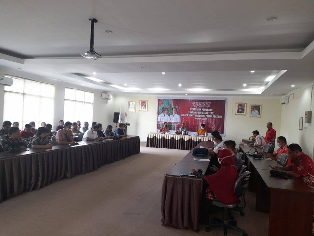 Peserta rapat penentuan harga pembelian Tandan Buah Segar Kelapa Sawit saat melakukan rapat. (FOTO: Dokumen MMC Kalteng).