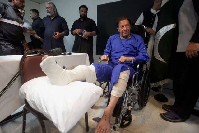 Eks PM Pakistan Imran Khan keluar rumah sakit. Foto: Reuters