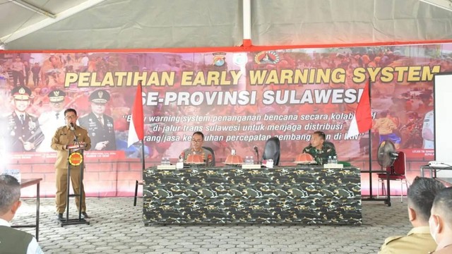 Penjabat Gubernur Sulawesi Barat Akmal Malik saat membuka pelatihan early warning system di Markas Brimob Polda Sulbar. Foto: Dokumentasi Humas Pemprov Sulbar