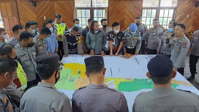 Para personel Polres Barsel saat menggelar latihan TGF dalam rangka pengamanan Pilkades Serentak di Mapolres Barsel. (Foto: Dokumen Polres Barsel).