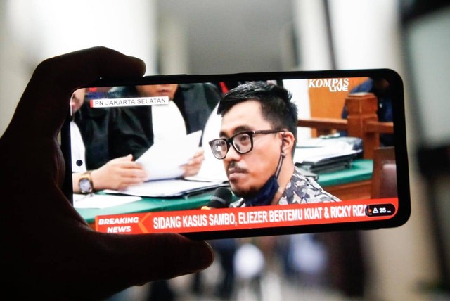 Viktor Kamang, Legal Counsel PT XL AXIATA saat menjadi saksi di persidangan kasus pembunuhan berencana Brigadir Yosua. Foto: Jamal Ramadhan/kumparan