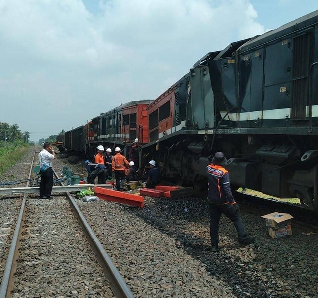 Evakuasi kecelakaan kereta api di jalur kereta stasiun rengas, Lampung Tengah. | Foto: Ist