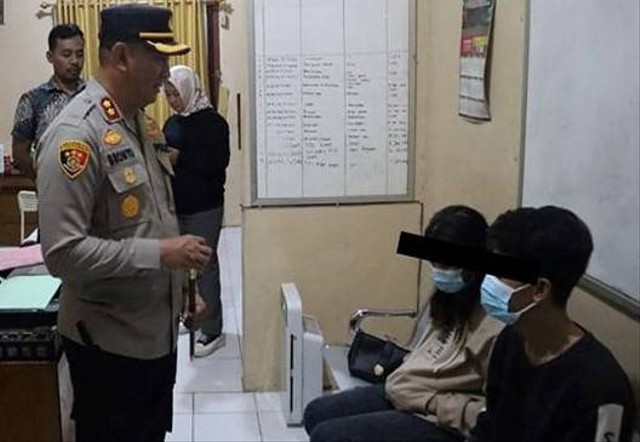 Pasangan selingkuhan Y dan J saat diinterogasi di kantor polisi di Lamandau. (FOTO: Dokumen Polisi).