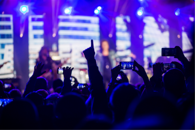 Ilustrasi nonton konser. Foto: Shutterstock. 