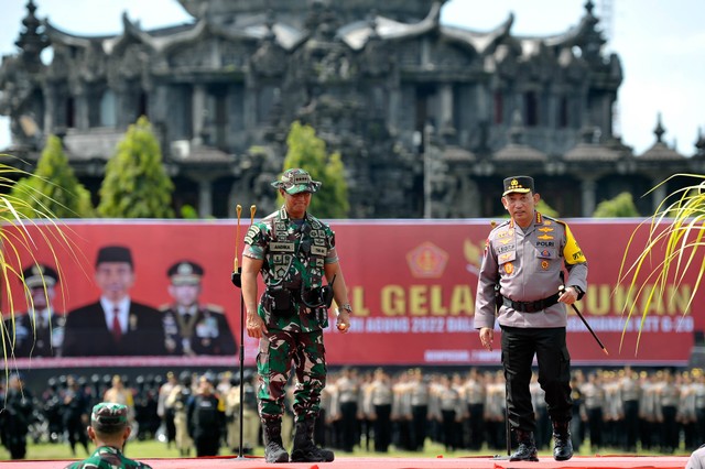 Kapolri Jenderal Pol Listyo Sigit Prabowo dan Panglima TNI Jenderal TNI Andika Perkasa mengikuti apel gelar pasukan Operasi Puri Agung 2022 dalam rangka pengamanan Konferensi Tingkat Tinggi (KTT) G20 di Denpasar, Bali, Senin (7/11/2022). Foto: Nyoman Hendra Wibowo/ANTARA FOTO