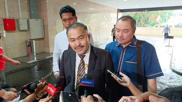 Kuasa hukum Brigadir Nopriansyah Yosua Hutabarat, Kamaruddin Simanjuntak di Bareskrim Mabes Polri. Foto: Aprilandika Pratama/kumparan