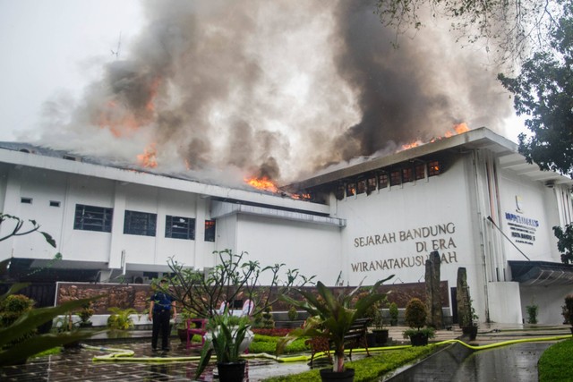 Asap membubung ke langit dari lokasi kebakaran gedung Pemerintah Kota (Pemkot) Bandung di Balai Kota Bandung, Jawa Barat, Senin (7/11/2022). Foto: Novrian Arbi/ANTARA FOTO