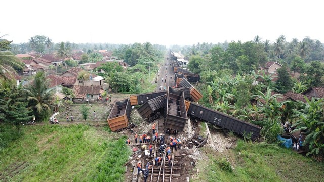 Tabrakan antar Lokomotif Kereta Babaranjang di Lampung. | Foto: Istimewa