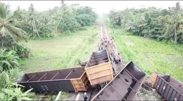 Foto Tabrakan Antar Lokomotif Babaranjang Di Lampung Tengah