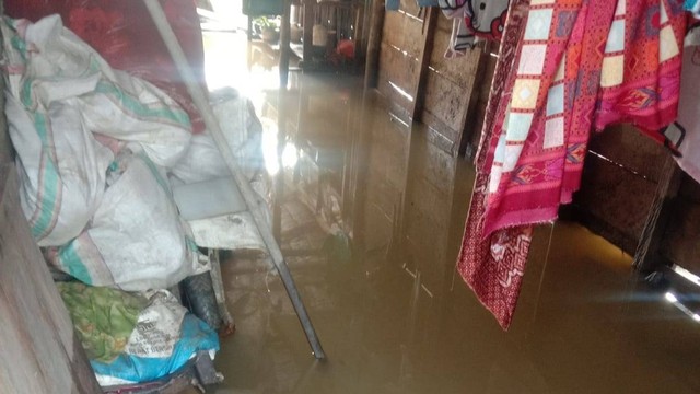 Banjir merendam permukiman warga di Desa Tonusu, Kecamatan Pamona Puselemba, Kabupaten Poso, Senin (7/11). Foto: Istimewa