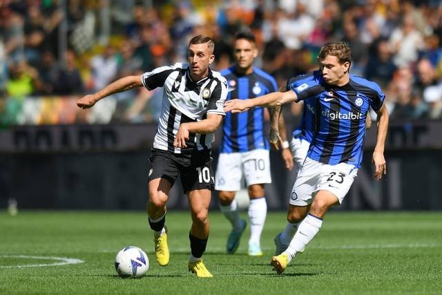 Pemain Inter Milan Nicolo Barella berebut bola dengan pemain Udinese  pada pertandingan lanjutan Liga Italia di Dacia Arena, Italia.  Foto: Alessandro Sabattini/Getty Images
