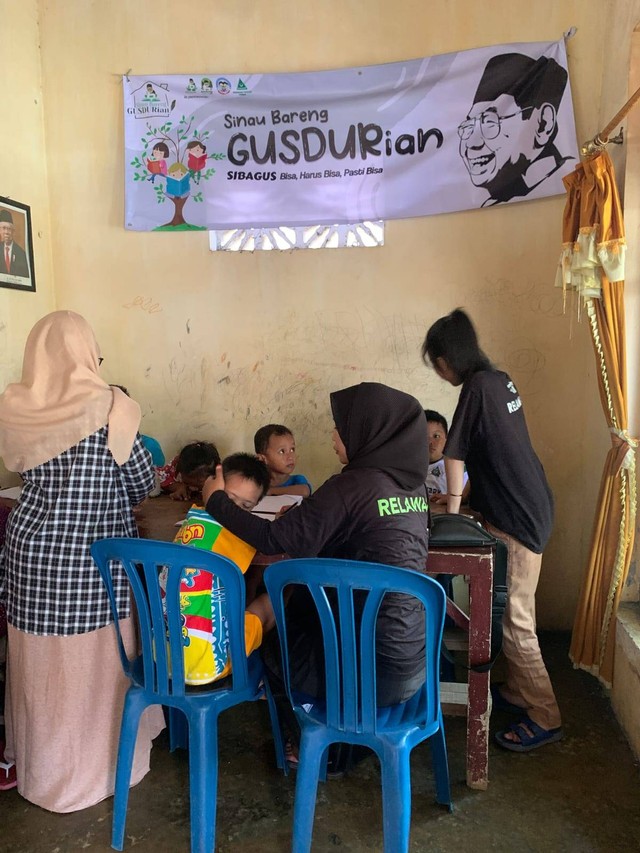 kegiatan teman-teman relawan di anak-anak berkebutuhan khusus Sidorejo, Foto:Tim Dokumentasi Volunteer SIBAGUS