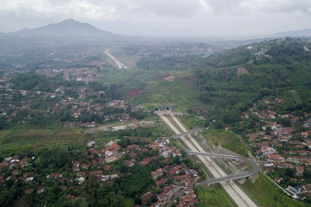 Foto udara terowongan kembar Jalan Tol Cisumdawu di Pamulihan, Kabupaten Sumedang, Jawa Barat, Senin (7/11/2022). Foto: Raisan Al Farisi/ANTARA FOTO