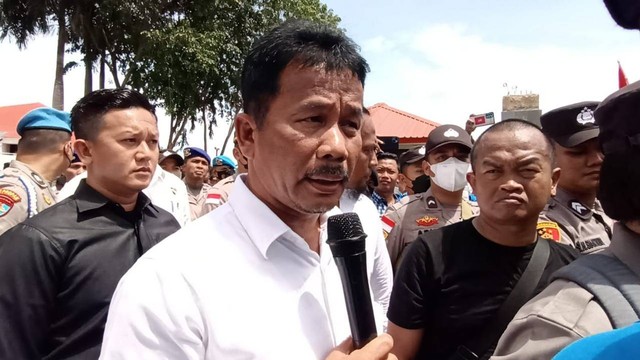 Wali Kota Batam, HM Rudi saat menemui para pendemo warga Perumahan Putra Jaya, Tanjunguncang. (Foto: Margaretha/Batamnews)
