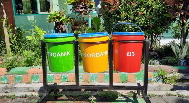 Perbaikan Tempat Sampah dalam Program Kegiatan PMM UMM