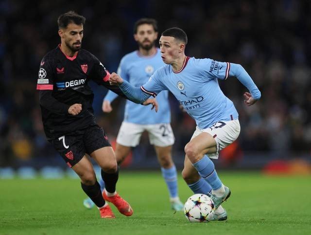 Suso dari Sevilla beraksi dengan Phil Foden dari Manchester City saat pertandingan Liga Champions di Stadion Etihad, Manchester, Inggris. Foto: Lee Smith/Reuters