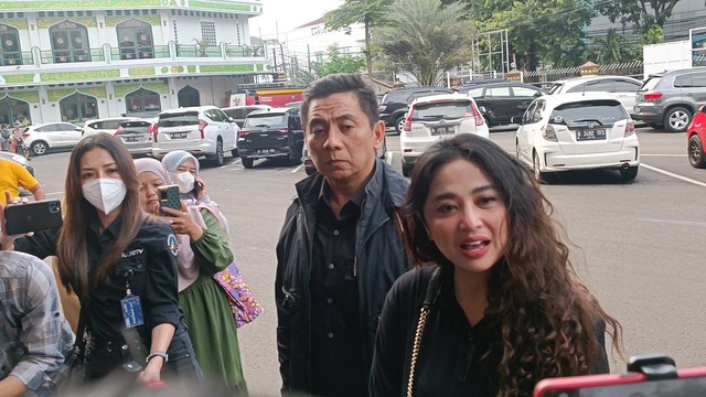 Dewi Perssik jalani mediasi dengan pelaku pencemaran nama baik dan fitnah, Polres Jakarta Selatan, Senin (7/11/2022). Foto: Giovanni/kumparan
