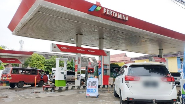 Kepolisian menangkap mobil-mobil yang diduga pakai plat palsu dan tangki yang sudah dimodifikasi untuk bisa beli BBM subsidi di SPBU RE Martadinata, Lemabang, Palembang, Senin (7/11/2022). Foto: Pertamina Patra Niaga