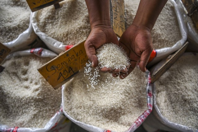 Calon pembeli melihat berbagai jenis beras di Pasar Induk Beras Cipinang (PIBC), Jatinegara, Jakarta, Senin (7/11/2022). Foto: Galih Pradipta/Antara Foto