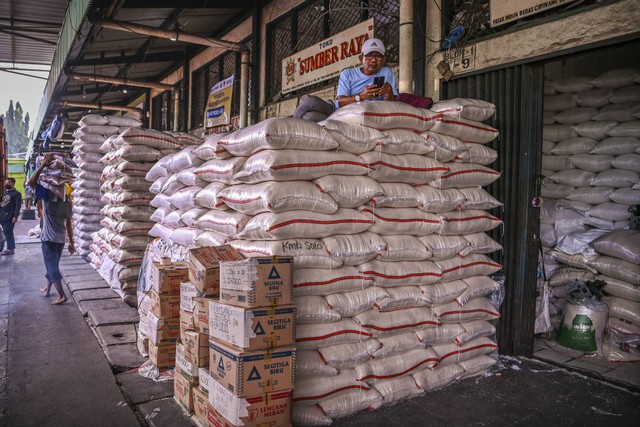 Pekerja menunggu pembeli beras di Pasar Induk Beras Cipinang (PIBC), Jatinegara, Jakarta, Senin (7/11/2022). Foto: Galih Pradipta/Antara Foto