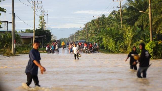 Banjir di jalan Banda Aceh-Medan, Aceh Tamiang, Ahad (6/11). Foto: Suparta/acehkini