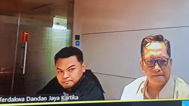 Direktur PT Java Orient Properti, Dandan Jaya kartika dan penasihat hukumnya saat menjalani sidang kasus suap di PN Yogyakarta, Senin (7/11). Foto: Foto layar monitor persidangan 