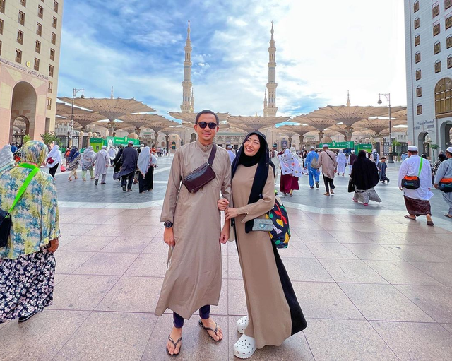 Ayu Dewi dan Regi Datau pergi umrah. Foto: Instagram/mrsayudewi