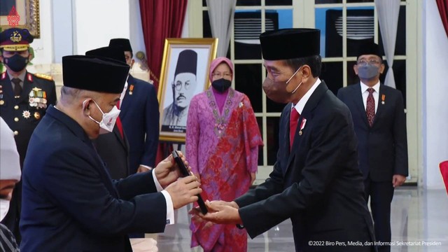 Penganugerahan gelar pahlawan nasional KGPAA VIII oleh Presiden Joko Widodo. Foto: Sekretariat Kabinet RI