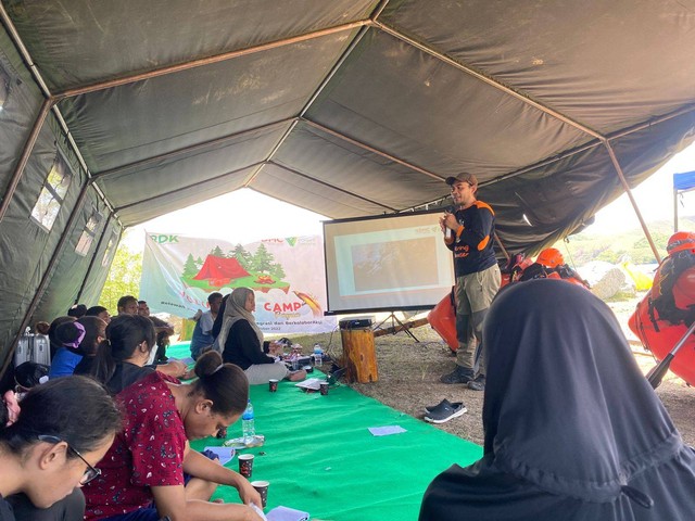 Layanan Kesehatan Cuma-Cuma (LKC) Dompet Dhuafa Papua dan Disaster Management Center (DMC) Dompet Dhuafa menyelenggarakan pelatihan mitigasi bencana yang bertajuk Volunteer Camp di Tanjung Cinta Sentani, Doyo Lama, Distrik Waibu, Kabupaten Jayapura, Papua pada 28 Oktober hingga 30 Oktober 2022. 