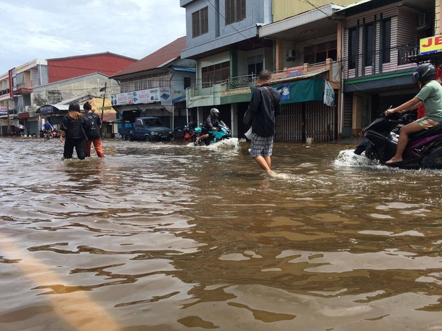 Genangan air di Kota Singkawang masih terjadi di sejumlah titik. Foto: Try Shaskya