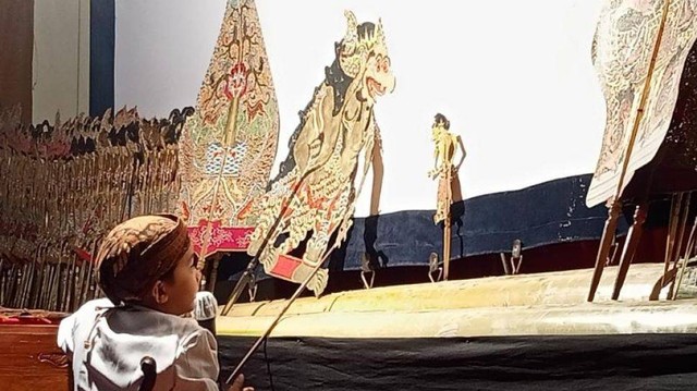 Ilustrasi dalang cilik sedang melakukan pementasan wayang kulit. Foto: Dok. UNY