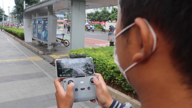 DLH DKI Jakarta bersama Diskominfotik DKI menggelar OTT dengan menggunakan drone bagi pelanggar yang membuang sampah sembarangan di Hari Bebas Kendaraan Bermotor (HBKB) Sudirman Thamrin, Minggu (6/11/2022). Foto: PPID DKI Jakarta