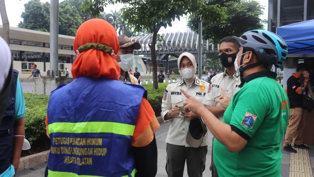 DLH DKI Jakarta bersama Diskominfotik DKI menggelar OTT dengan menggunakan drone bagi pelanggar yang membuang sampah sembarangan di Hari Bebas Kendaraan Bermotor (HBKB) Sudirman Thamrin, Minggu (6/11/2022). Foto: PPID DKI Jakarta