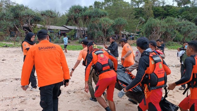 Petugas mengevakuasi jenazah korban tenggelam di Pantai Jungwok, Gunungkidul. Foto: istimewa