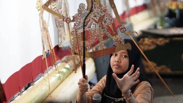 Dalang cilik sedang mementaskan pertunjukan wayang kulit. Foto: Dok. Humas Kota Yogyakarta