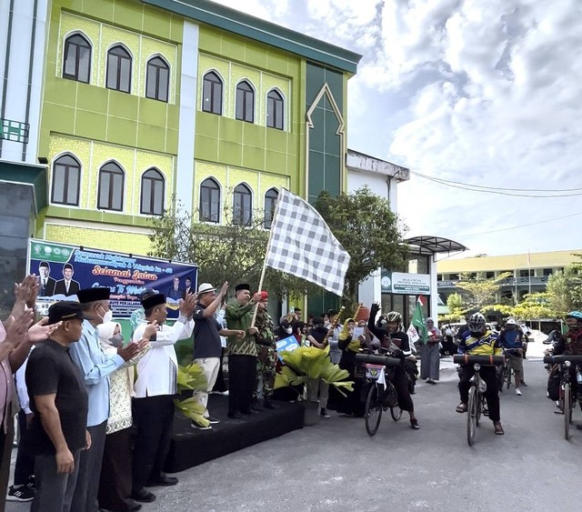 GOWES : Ketua Pimpinan Wilayah Muhammadiyah (PWM) Kalimantan Tengah melaksanakan pelepasan peserta Gowes to Muktamar di depan Gedung Pusat Dakwah Muhammadiyah Palangka Raya, Senin (7/11)