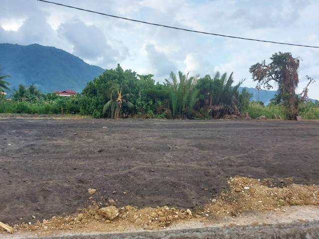 Timbunan limbah batu bara di atas lahan seluas kurang lebih 100 x 30 meter persegi, tepat di samping APMS Kelurahan Tuguwaji, Kecamatan Tidore, Kota Tidore Kepulauan, Maluku Utara. Foto: Nurkholis Lamaau/cermat