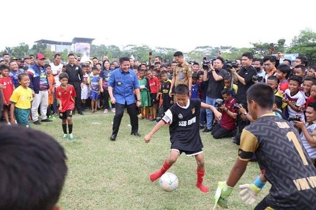 Gubernur Sumsel, Herman Deru, memberi semangat talenta muda sepak bola lokal. (Foto: Istimewa)