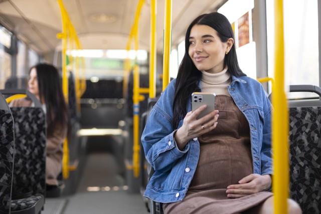 Ilustrasi ibu hamil menggunakan transportasi umum. Sumber ilustrasi: https://www.freepik.com/free-photo/medium-shot-pregnant-woman-bus_14960739.htm?query=bus