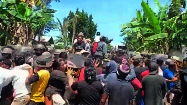 Aksi saling dorong warga dengan aparat kepolisian pada saat eksekusi lahan pertanian di Desa Kalasey Dua, Kabupaten Minahasa, Sulawesi Utara.