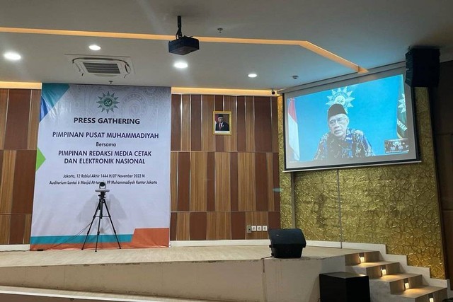 Ketua Umum PP Muhammadiyah Haedar Nasir dalam pertemuan dengan pimpinan media dia Gedung Dakwah Muhammadiyah, Senin (7/11).  Foto: Arifin Asydhad/kumparan