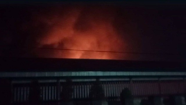 Pabrik Gudang Garam di Kediri terbakar, Selasa (8/11).  Foto: Rini Hayyu/STR/kumparan