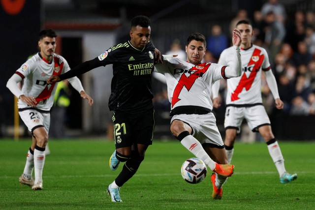 Pemail Real Madrid Rodrygo berusaha melewati pemain Rayo Vallecano pada pertandingan lanjutan Liga Spayol di Campo de Futbol de Vallecas, Madrid, Spanyol. Foto: Susana Vera/REUTERS